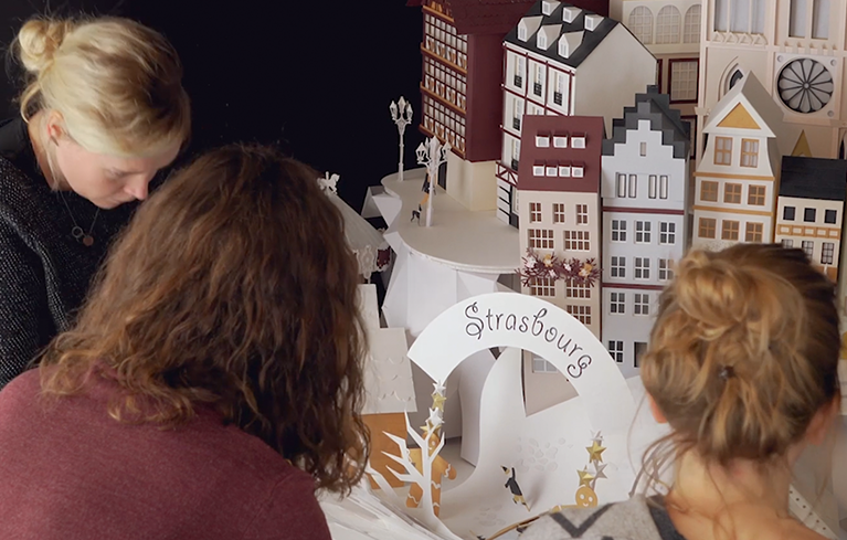Assemblage des structures en papier pour l'affiche officielle du marché de Noël de Strasbourg