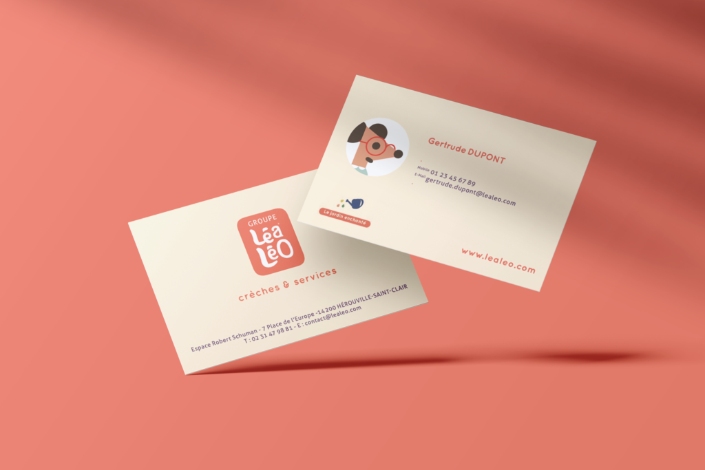 Vue recto & verso d'une carte de visite. Branding réalisé pour le groupe de crèche Léa Léo