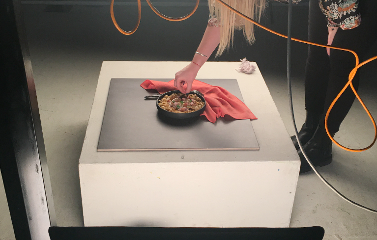 Directrice artistique ajustant le rendu visuel d'un plat lors d'un shooting culinaire