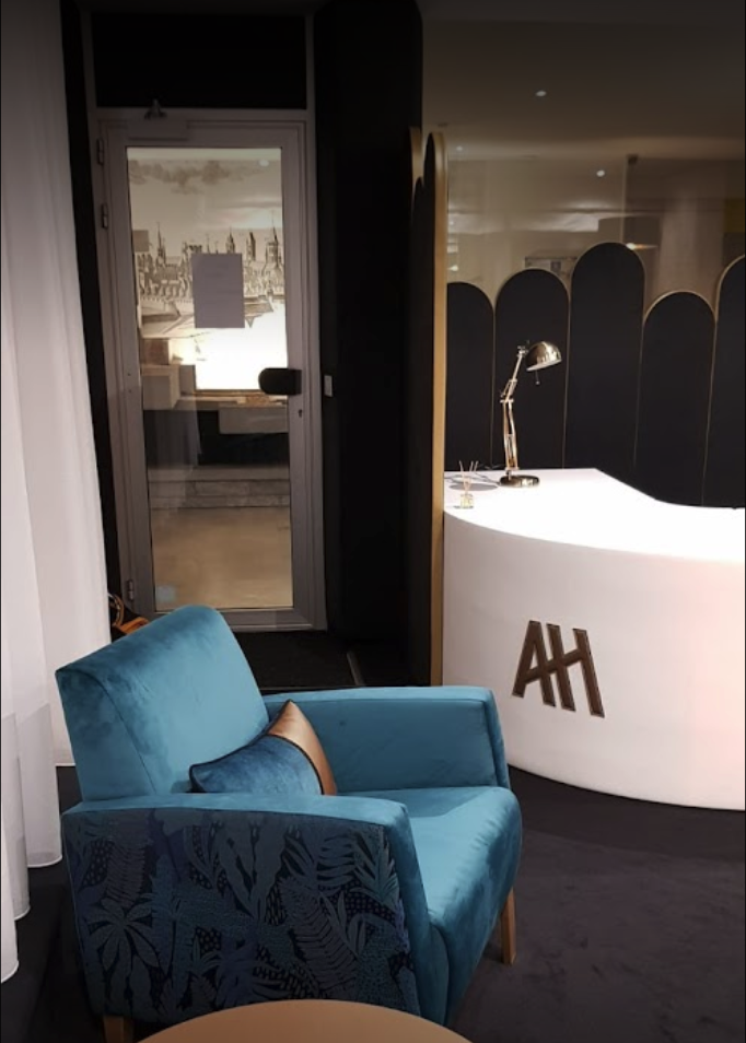 showroom Atelier Himalaya avec un bureau dont la façade du meuble a été personnalisée avec un logo "AH" en cuir