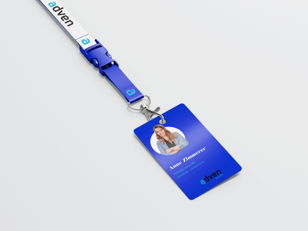 Porte-badge personnalisé avec l'identité visuelle du cabinet d'avocats