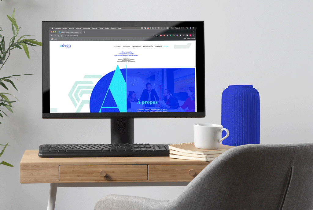 ordinateur présentant le site web du cabinet d'avocats Adven